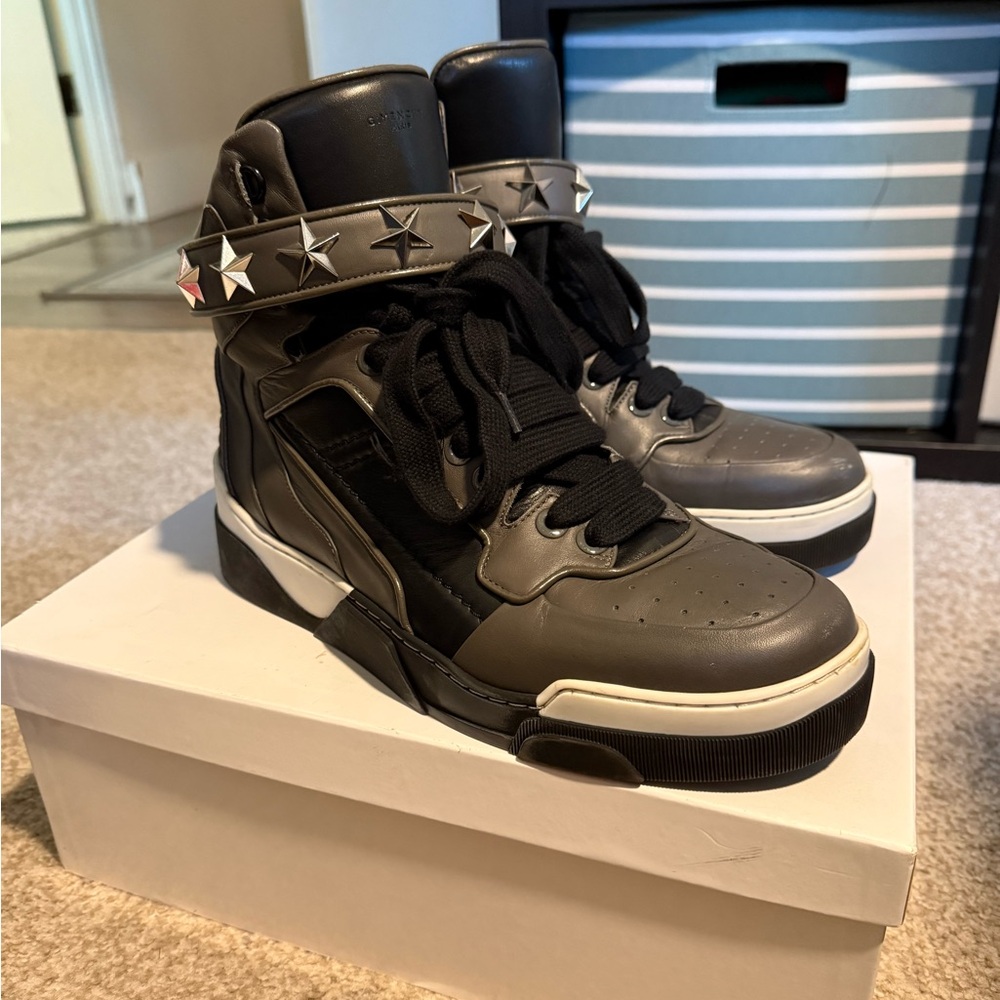 $1,100 GIVENCHY Tyson Star Sneakers